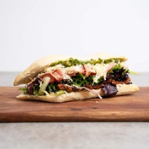 Lufttørret serrano skinke af kastanjegris, pesto & vesterhavsost