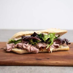 Vitello Tonnato med soltørede tomater og syltede rødløg